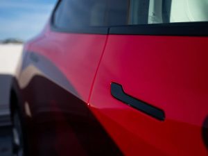 Автоновини: Китай заборонив приховані дверні ручки на електромобілях – радикальний крок заради безпеки